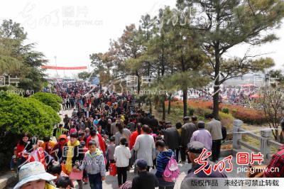 20万游客挤爆江苏连云港抗日山