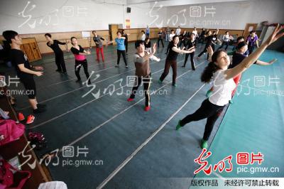 安徽淮北:80后舞蹈班男教师10元一节课弘扬