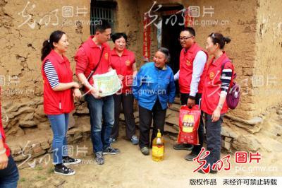 湖北十堰:志愿者情暖小山村_薛乐生