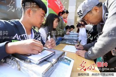 河南安阳:税收宣传现身校园双选会