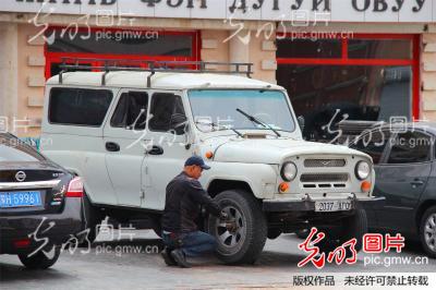 蒙古国"嘎斯69"车中国扫货 载物不输"小火车" (7/51)