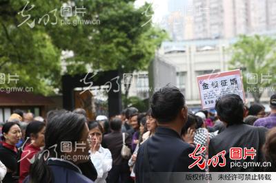 上海人民公园成婚介所 人头攒动场面堪比春运