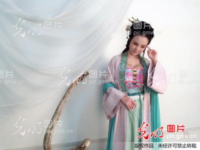 露露新片出演潘金莲;自由搏击运动员王洪祥演