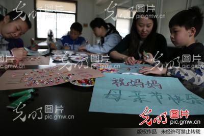 江苏无锡 纽扣贴画献母亲 江苏无锡 纽扣贴画献母亲