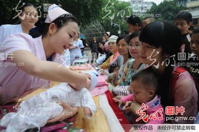 四川内江:哺乳期妇女广场当众“哺乳”(