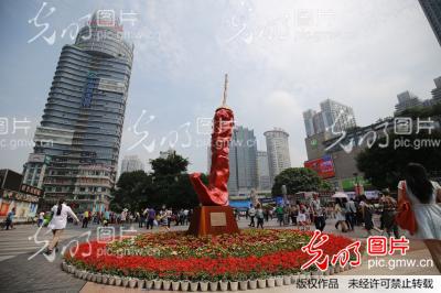 世界最大辣椒雕塑惊现重庆观音桥 重达380公斤