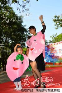 山东潍坊:环保果蔬服装秀 快乐迎六一