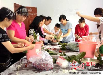 黑河市爱辉区兴安街邮政社区开展送温暖活动