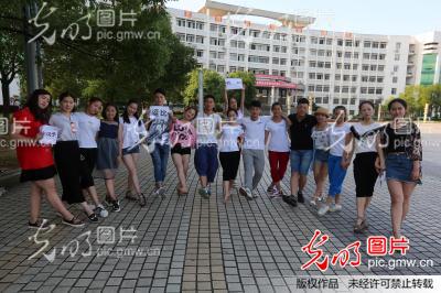 湖南娄底大学生拍高难度精彩个性毕业照 感恩母校告别图片