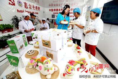 山东即墨:特色菜助推两学一做深入开展_梁