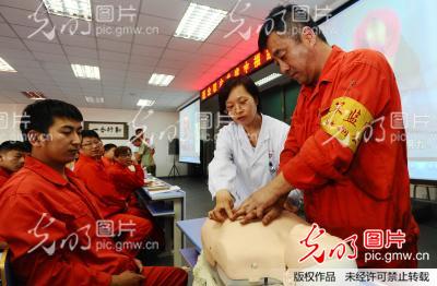 大连:院前急救培训进企业_刘德斌