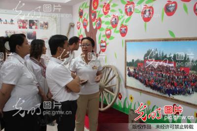 新疆首家村级民族团结进步教育中心受到群众欢