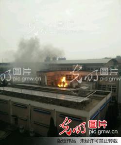 安徽:宿州学院东校区食堂起火 现场浓烟滚滚火