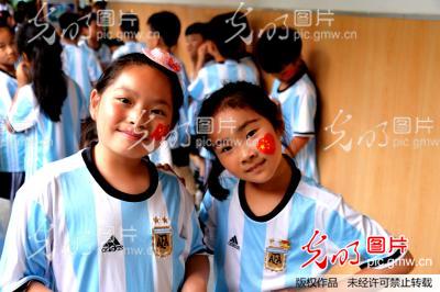 南京:中电颐和家园小学举行小世界杯足球文化