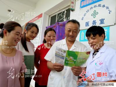江苏东海:乡村医生汛期防病忙