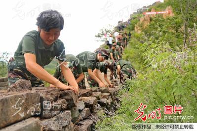 河北秦皇岛:保护长城 志愿者在行动_新闻