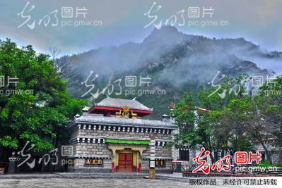 四川甘孜州:稻城香格里拉镇风情如画_齐云山杯