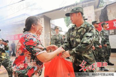 江西鄱阳:数千群众欢送抗洪子弟兵_曹先训