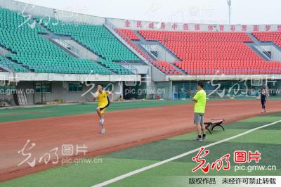陕西:安康市体育场早间免费向市民开放_新闻
