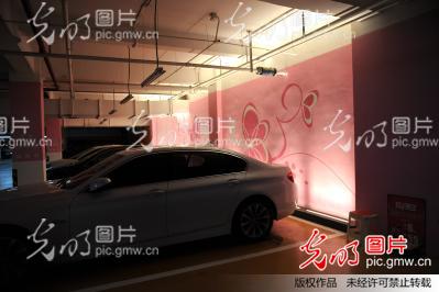 某停车场出现女士停车区 设置有SOS呼救器_新