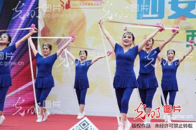 西安快乐辣妈跳起皮筋舞 魅力动感嗨翻游客