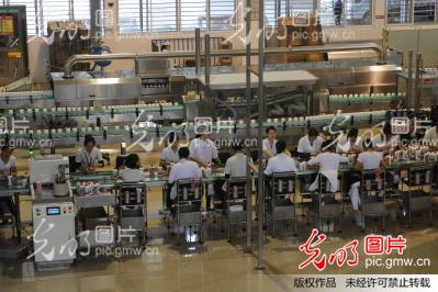 贵州茅台酒厂包装车间生产忙