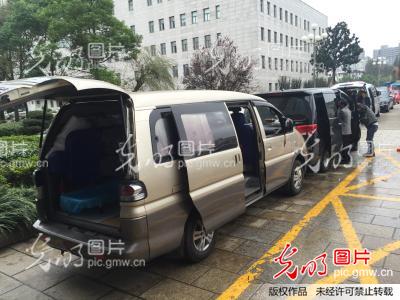 江苏如东:医院门前公然小视黑救护车担架氧停放频够图片