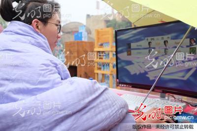 城会玩!杭州女大学生裹棉被打电竞 惊呆网友_