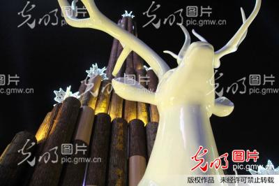 安徽芜湖:18米高原木圣诞鹿造型亮相街头