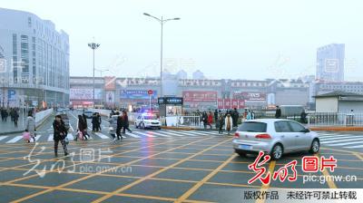 大连调整大菜市周边交通通行顺序见成效_ 光明图片