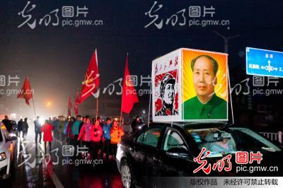 河南滑县：民众健步走、唱红歌 纪念毛泽东诞辰123周年