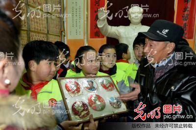 河南夏邑：马来宝举办毛泽东像章免费展