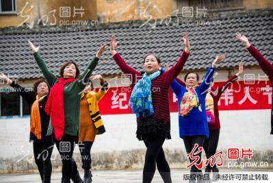 贵州从江：居民自发办广场联欢会纪念毛泽东诞辰123周年