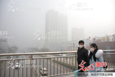 河北邯郸再发大雾和霾双橙预警 防雾霾口罩成