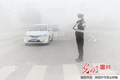 河南宁陵交警在浓雾天气保过往车辆安全通行_