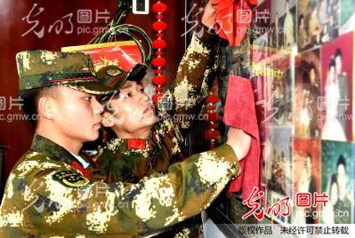 江苏仪征﹕官兵为兵妈妈打扫卫生迎新年_ 光