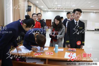 艺考空乘专业考试全过程 紧张严肃且竞争激烈
