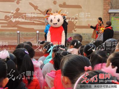 西宁青海:五四小学迎来新新闻开学第一天_上册作文单元六年级第三学期语文小学图片