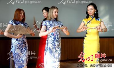 黑河学院外籍女留学生体验中国文化品味别样