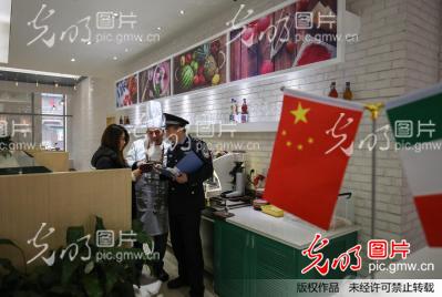 安徽铜陵:民警上门服务 方便外籍人员