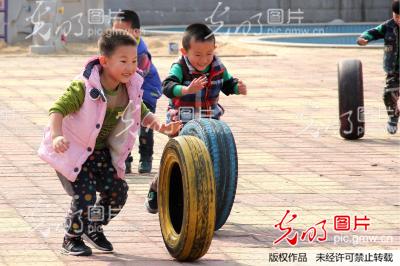 山东威海:小朋友滚动车轮 玩 嗨春天
