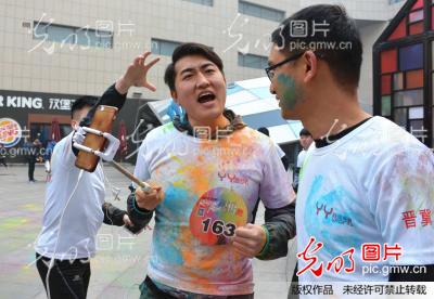 河北邯郸彩虹跑倡全民健身 俊男靓女尽情奔跑