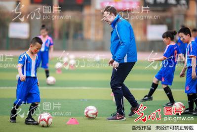 呼和浩特:校园足球携手洋教练 孩子们踢球兴