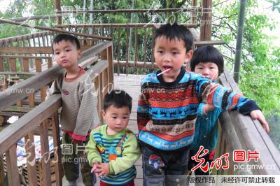 三老四小的团圆饭,六间房主播情暖大山