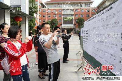 安徽合肥:考生提前踩点看考场拉开高考大省考