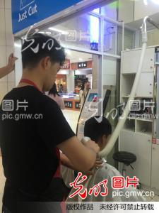 湖北:快剪理发武汉兴起 吸尘器代替洗头发