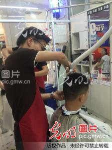 湖北:快剪理发武汉兴起 吸尘器代替洗头发