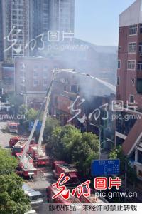 湖南郴州一轻纺市场发生火灾 暂无人员伤亡报