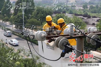 安徽宿州:一万伏带电接火保上千户居民高温天