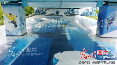 江苏扬州:高架桥下3D立体画 人在画中游_新闻